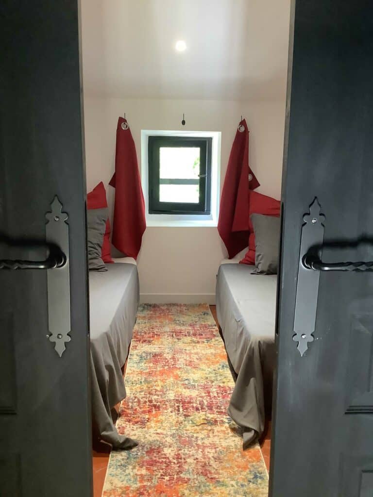 Chambre mini dortoir logement vacances Pernes les fontaines