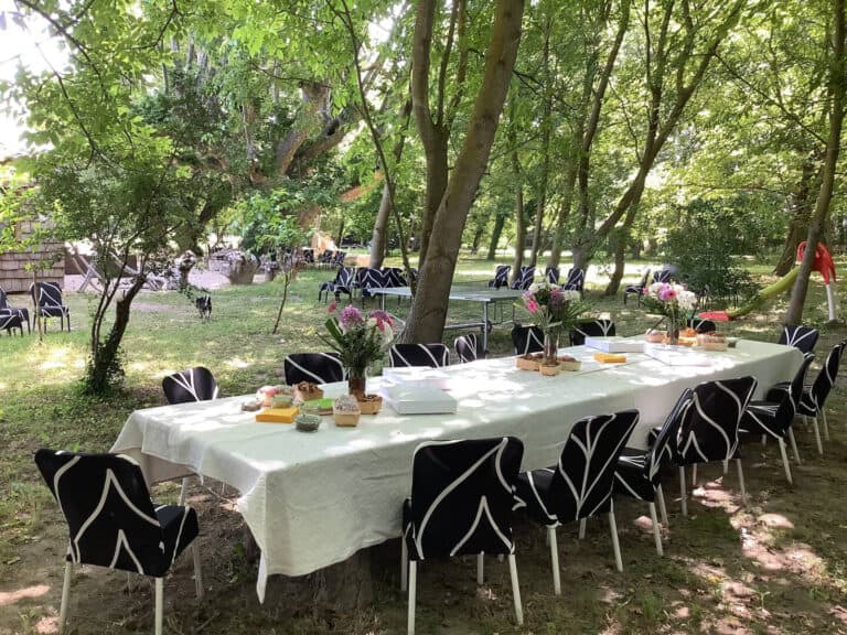 Table sous les noyers
