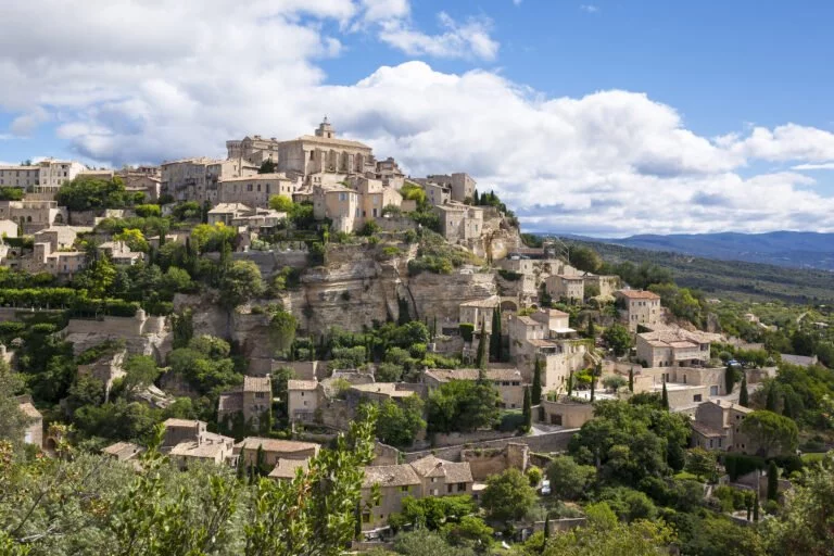 famous-gordes-medieval-village-southern-france-provence-768x512